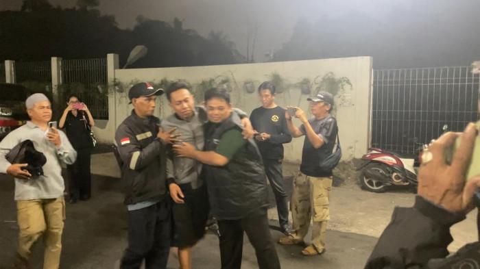 KECELAKAAN KERETA - Keluarga salah satu korban tewas dalam insiden kecelakaan kereta api di Stasiun Bekasi Timur atas nama Nurlela lemas ketika mendatangi ruang pemusalaraan jenazah di RSUD Bekasi pada Senin (27/4/2026).