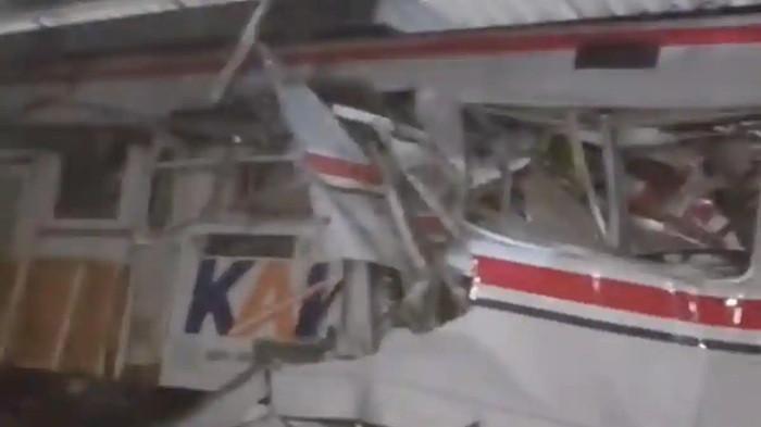 Kecelakaan maut antara KA Argo Bromo Anggrek dan KRL tujuan Cikarang di Bekasi menewaskan tiga orang dan melukai puluhan penumpang. RSUD Bekasi dipadati keluarga korban yang mencari kabar kerabat mereka.
