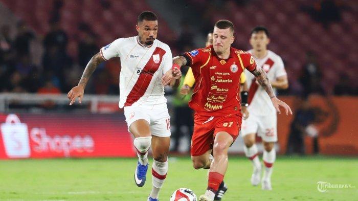 MENANG TELAK - Pesepak bola Persija Fabio Da Silva (kanan) berebut bola dengan pesepak bola Persis Solo Dimitri Lima pada lanjutan Super League di Stadion Utama Gelora Bung Karno (SUGBK) Jakarta, Senin (27/4/2026). Persija berhasil mengalahkan Persis Solo dengan skor telak 4-0.
