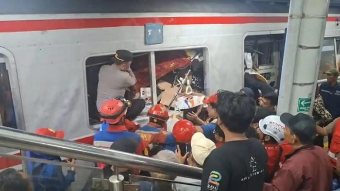 KECELAKAAN KERETA API- Kecelakaan kereta terjadi di Stasiun Bekasi Timur, Kecamatan Bekasi Timur, Kota Bekasi, pada Senin (27/4/2026) malam. Kecelakaan maut antara KRL commuter line dan KA Argo Bromo Anggrek di Bekasi menewaskan 7 orang dan melukai 81 penumpang. Evakuasi korban berlangsung dramatis hingga dini hari.