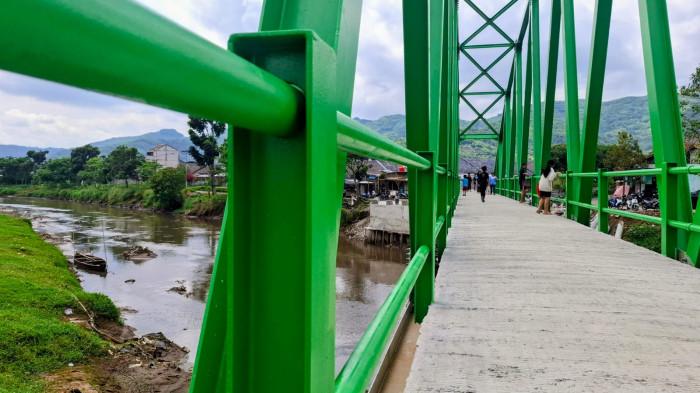 Jembatan Cijeruk yang kembali berdiri kokoh menghubungkan Kecamatan Bojongsoang dan Kecamatan Baleendah, Kabupaten Bandung.