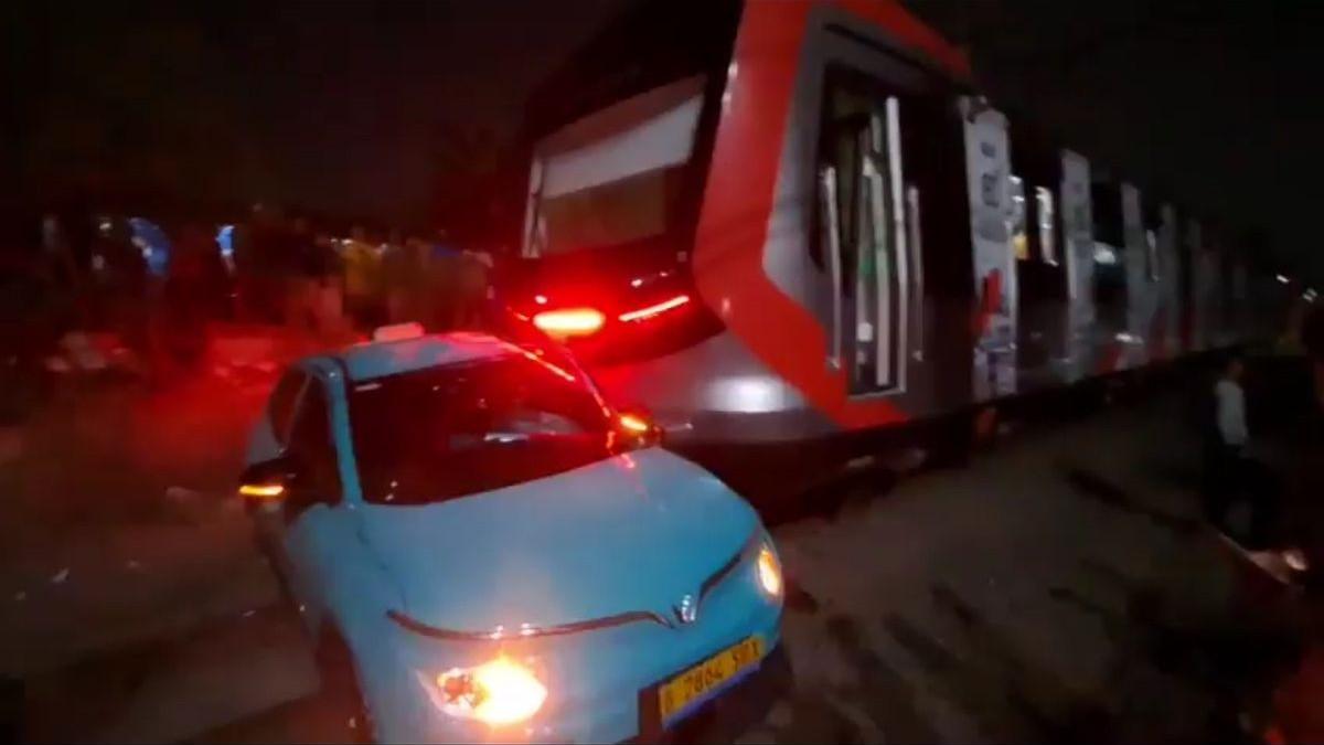 TABRAKAN KERETA BEKASI - Suasana evakuasi penumpang usai tabrakan KA Argo Bromo Anggrek dengan KRL Commuter Line di Stasiun Bekasi Timur, Senin (27/4/2026), yang diduga dipicu taksi mogok di perlintasan rel.