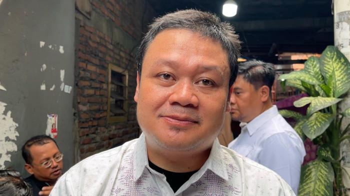 MENANTU KORBAN - Andi Ayubi (39), menantu korban kecelakaan KRL yang ditabrak Argo Bromo Anggrek saat diwawancarai di rumah duka, di Kemayoran, Jakarta Pusat, Selasa (28/4/2026) (Ramadhan L Q)