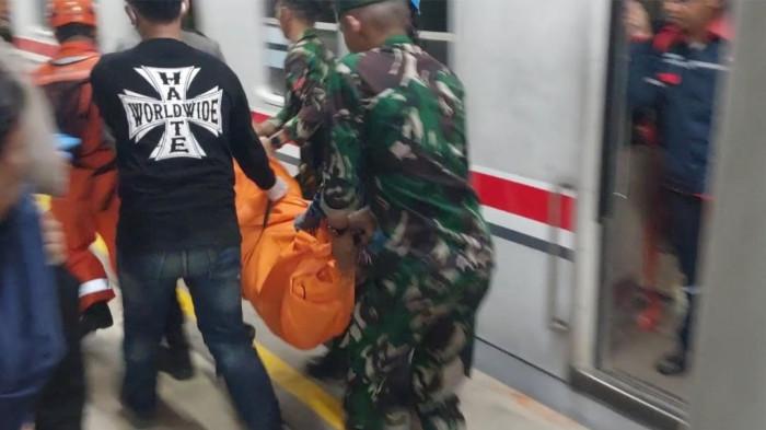 KRL DITABRAK ARGO BROMO - Proses evakuasi korban tabrakan KRL dengan KA Argo Bromo Anggrek di Stasiun Bekasi Timur, Kota Bekasi, masih berlangsung hingga Selasa (28/4/2026) dini hari. Petugas gabungan mengevakuasi kantong jenazah dari dalam KRL. (Tribunnews.com/Reynas Abdila)