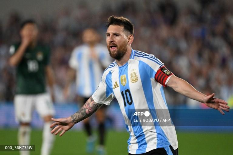 Pemain depan Argentina bernomor punggung 10 Lionel Messi merayakan golnya selama pertandingan kualifikasi Piala Dunia FIFA 2026 Amerika Selatan antara Argentina dan Bolivia di stadion Mas Monumental di Buenos Aires pada tanggal 15 Oktober 2024.