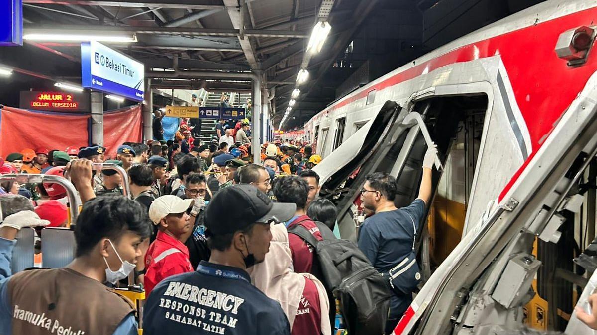 KECELAKAAN KERETA API - Proses evakuasi penumpang KRL Commuter Line di sekitar Stasiun Bekasi Timur, Senin (27/4/2026) malam, pascainsiden yang melibatkan KA Argo Bromo Anggrek dan KRL relasi Bekasi-Jakarta.