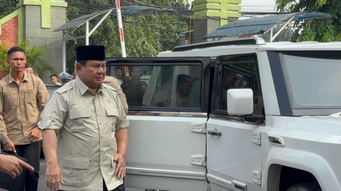 Presiden RI Prabowo Subianto menyambangi RSUD Kota Bekasi untuk menjenguk para korban insiden tabrakan maut antara KA Argo Bromo Anggrek dan Commuter Line, Selasa (28/4/2026) pagi.