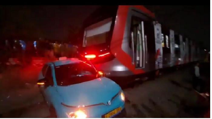 KECELAKAAN KERETA - Taksi hijau Green SM ditabrak KRL di sekitar Stasiun Bekasi Timur, Senin (26/4/2026).