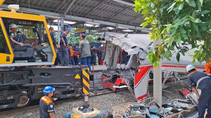 RINGSEK TERSISA ATAP - Gerbong wanita KRL Jakarta-Cikarang 555