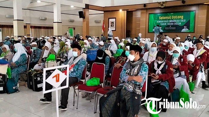JEMAAH HAJI - Ilustrasi jemaah haji. Sebanyak 14 jemaah calon haji (JCH) yang telah tiba di Embarkasi Solo melalui Asrama Haji Donohudan (AHD), Ngemplak, Boyolali, dipulangkan kembali ke daerah asal karena dinyatakan tidak layak terbang.