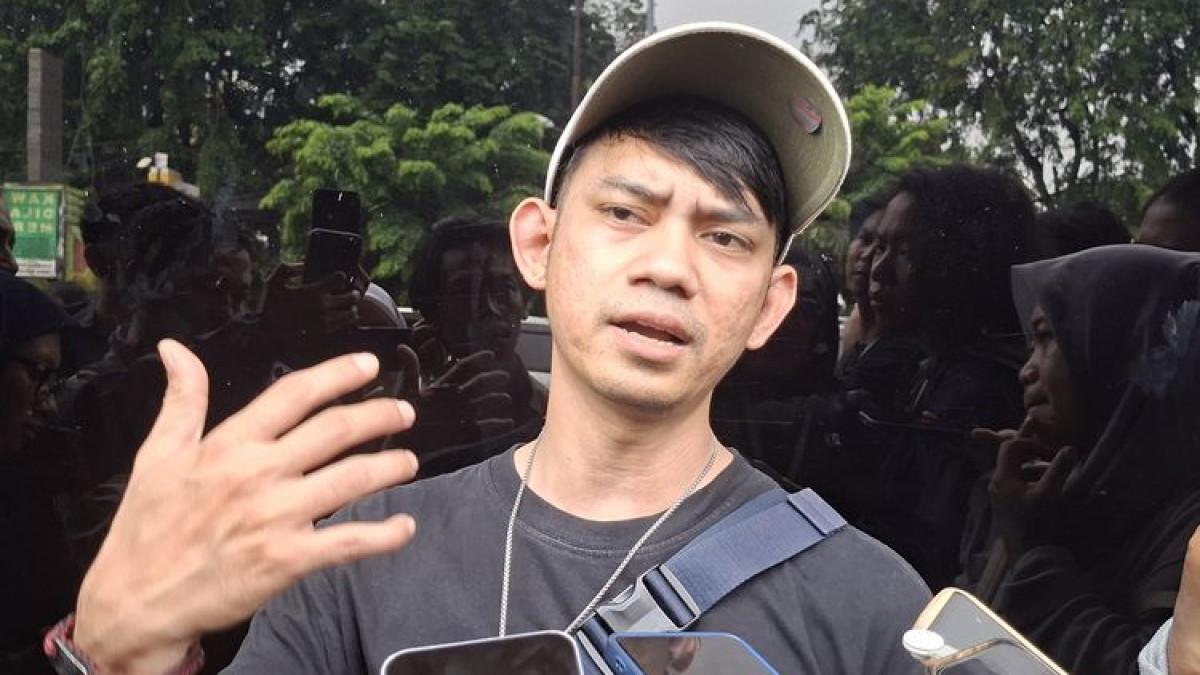 KECELAKAAN KAI - Iqbal, keluarga salah satu korban luka bernama Endang Kuswanti dalam insiden kecelakaan KA Argo Bromo Anggrek dengan KRL Commuter Line saat memberikan keterangan kepada wartawan di RSUD Kota Bekasi, Selasa (28/4/2026)