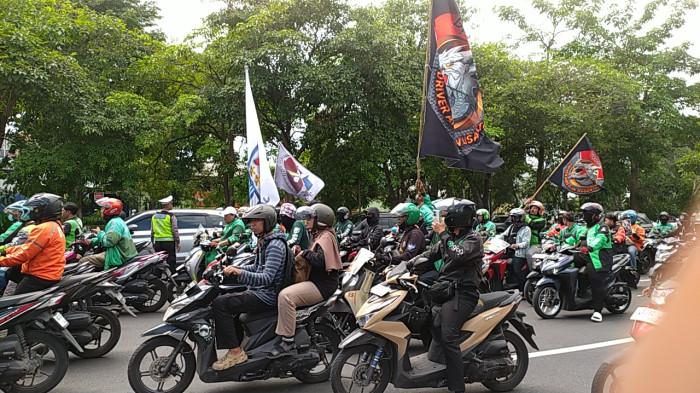 DEMONTRASI- Sopir taksi online dan ojek online mulai bergerak memasuki Kota Surabaya menuju ke depan Gedung DPRD Jatim di Jalan Indrapura, Surabaya, Jawa Timur, Selasa (27/4/2026).