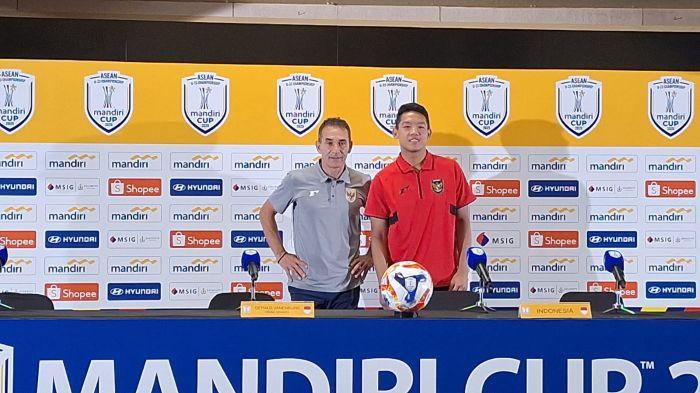 TIMNAS INDONESIA U-23 - Pelatih Timnas Indonesia U-23, Gerald Vanenburg bersama pemainnya, Alfahrezzi Buffon saat melakukan sesi pre match press conference kontra Thailand U-23 dalam babak semifinal Piala AFF U-23 di SUGBK, Senayan, Jakarta, Kamis (24/7/2025).