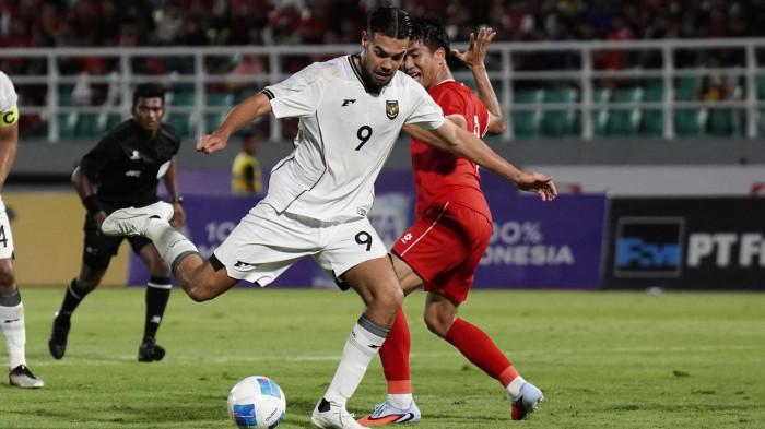 BERDUEL - Pesepak bola Timnas U23 Indonesia, Jens Raven menendang bola saat melawan Laos U23 dalam pertandingan kualifikasi Piala Asia U23 2026 dari Grup J di Stadion Gelora Delta, Sidoarjo pada Rabu (3/9/2025) malam.
