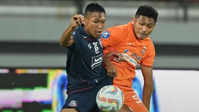 Pemain Arema FC, Dedik Setiawan berebut bola dengan pemain Borneo FC, Fajar Fathurrahman