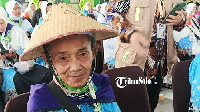 TAMPIL NYENTRIK - Mustofa (66), kakek asal Kedung Ringin, Kecamatan Suruh, Kabupaten Semarang yang merupakan jemaah calon haji (JCH) kloter 23 dari Embarkasi Solo. Mustofa tampil nyentrik dengan mengenakan caping, penutup kepala tradisional dari anyaman bambu, saat bersiap berangkat ke Tanah Suci dari Asrama Haji Donohudan, Ngemplak, Boyolali.