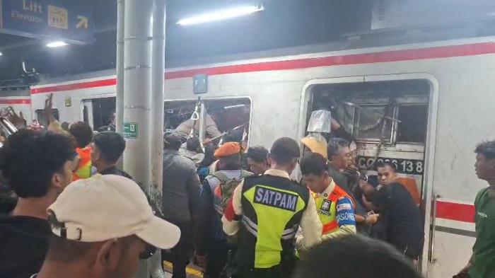 EVAKUASI-Evakuasi penumpang yang terjebak di kereta rel listrik (KRL) Commuter Line yang ditabrak Kereta Api (KA) Argo Bromo Anggrek berlangsung dramatis pada Senin (27/4/2026) malam