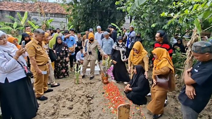 KORBAN KECELAKAAN KERETA - Tangis haru menyelimuti pemakaman Nurlaela (30), warga Cikarang Timur, Kabupaten Bekasi, Selasa (28/4/2026). Nurlaela adalah salah satu korban meninggal dunia dalam kecelakaan antara KRL Commuter Line dan KA Argo Bromo Anggrek yang terjadi di Stasiun Bekasi Timur. Nurlaela merupakan warga Kampung Ceger, Desa Tanjungbaru, Cikarang Timur, Kabupaten Bekasi. Jenazah dimakaman di pemakaman tidak jauh dari rumah duka.