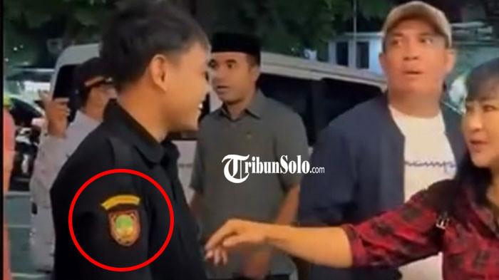TEMUAN SIDAK - Salah satu karyawan coffee shop di Slamet Riyadi, Solo menggunakan badge Pemerintah Kota Solo pada seragamnya. Temuan ini disampaikan Anggota Komisi III DPRD Surakarta, Salim, usai melakukan inspeksi mendadak pada Sabtu (25/4/2026).
