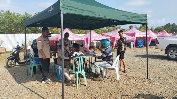 BERKESEMPATAN MENANG EMAS - Masyarakat saat memeriksa pajak kendaraan di RTH Djoesoef Abdullah, Jalan Perintis, Tideng Pale, Kecamatan Sesayap, Kabupaten Tana Tidung, Kaltara, gambar diambil Senin (27/4/2026). Lewat program Gebyar Pajak pemilik kendaraan bisa berkesempatan menang undian emas