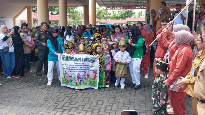 BUKA - Bupati Bolmong Yusra Alhabsyi didampingi ketua TP PKK Kalsum Alhabsyi, membuka secara resmi Gebyar Pendidikan Anak Usia Dini (PAUD), Selasa (28/04/2026).