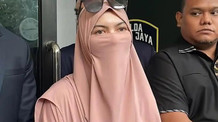 BEREAKSI - Wardatina Mawa usai menjalani pemeriksaan di Polda Metro Jaya, Kamis (4/12/2025).