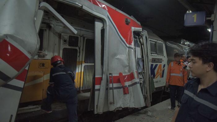 Petugas mengamati lokomotif yang masuk ke dalam gerbong KRL Commuterline akibat tabrakan di Stasiun Bekasi Timur, Bekasi, Jawa Barat, Selasa (28/4/2026). Kisah Pilu Endang Kuswati (40) yang selamat setelah 10 jam berjuang hidup didalam gerbong yang hancur parah.