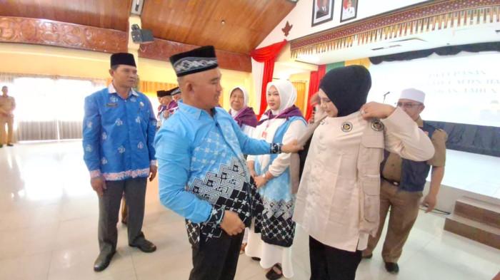 PELEPASAN CJH TARAKAN - Kepala Kantor Wilayah Kementerian Haji dan Umrah Kota Tarakan, H. Asmawan saat menyampaikan sambutan dan mendampingi Wali Kota Tarakan usai pelepasan simbolis calon jemaah haji, Selasa (27/4/2026).