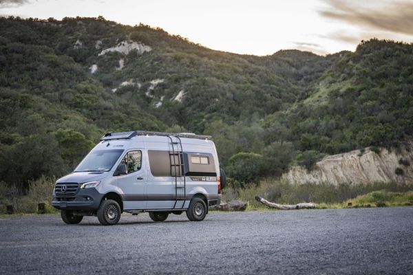 Mercedes-Benz Sprinter thành nhà di động xa xỉ, tủ chứa đồ kiêm luôn nhà tắm - Ảnh 1.