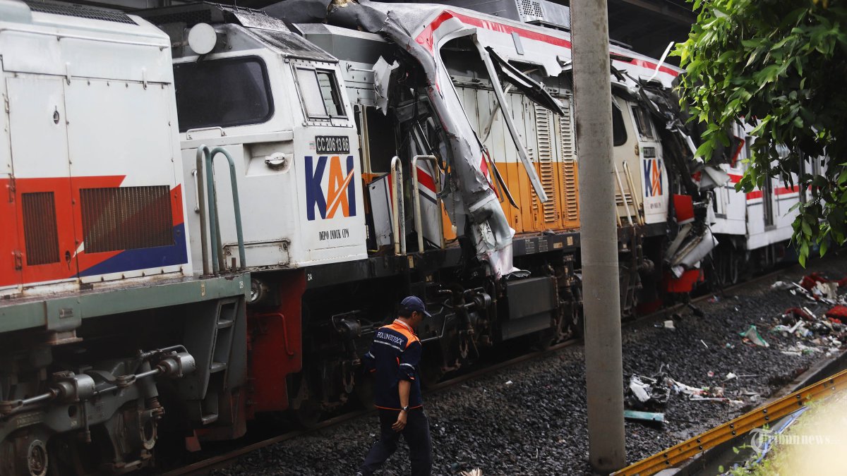 EVAKUASI KORBAN - Kondisi kereta yang bertabrakan antara KRL Commuterline dengan KA Argo Bromo Anggrek relasi Gambir-Surabaya Pasar Turi di Stasiun Bekasi Timur, Bekasi, Jawa Barat, Selasa (28/4/2026).