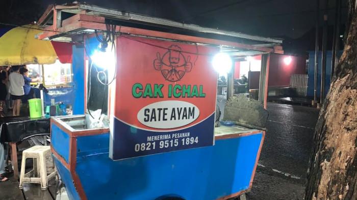 KULINER -- Nance Tun menyiapkan pesanan pelanggan di Warung Sate Ayam Cak Ichan