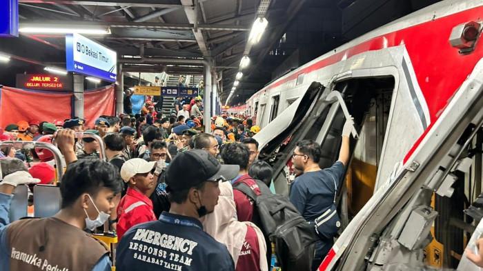 Proses evakuasi penumpang KRL Commuter Line di sekitar Stasiun Bekasi Timur, Senin (27/4/2026) malam, pascainsiden yang melibatkan KA Argo Bromo Anggrek dan KRL relasi Bekasi-Jakarta. (KAI via kompas.com)