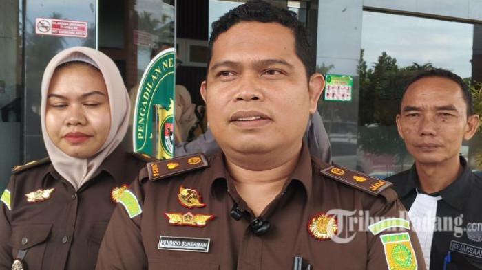 HUKUM MATI WANDA - Kepala Seksi Tindak Pidana Umum Kejaksaan Negeri Pariaman, Hendrio Suherman, memberikan keterangan usai sidang pembacaan tuntutan di Pengadilan Negeri Pariaman, Selasa (28/4/2026). JPU yang juga Kepala Seksi Tindak Pidana Umum Kejaksaan Negeri Pariaman, Hendrio Suherman, mengungkapkan alasan di balik penundaan tersebut.