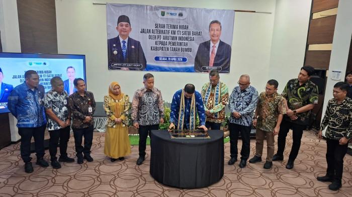 Bupati Tanbu, Andi Ruid Latif menadatangani prasasti Sekolah Luar Biasa (SLB)