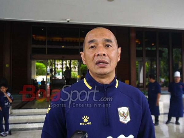 Pelatih Timnas U-17 Indonesia, Kurniawan Dwi Yulianto, sedang memberikan keterangan kepada awak media saat ditemui di Hotel Sultan, Senayan, Jakarta, Sabtu (25/4/2926).