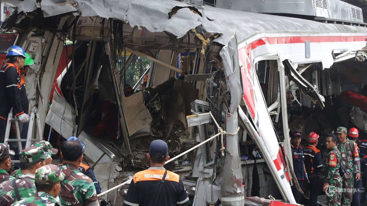 EVAKUASI GERBONG KRL - Sejumlah petugas gabungan TNI, Polri, Basarnas dan KAI melakukan evakuasi gerbong KRL yang ditabrak KA Argo Bromo Anggrek di Stasiun Bekasi Timur, Jawa Barat, Selasa (28/4/2026). Petugas melakukan pemotongan gerbong KRL saat melakukan evakuasi korban tabrakan tersebut. Sebagai informasi dalam insiden tersebut ada tujuh penumpang meninggal dunia ementara 81 orang dilaporkan mengalami luka-luka. Tribunnews/Jeprima