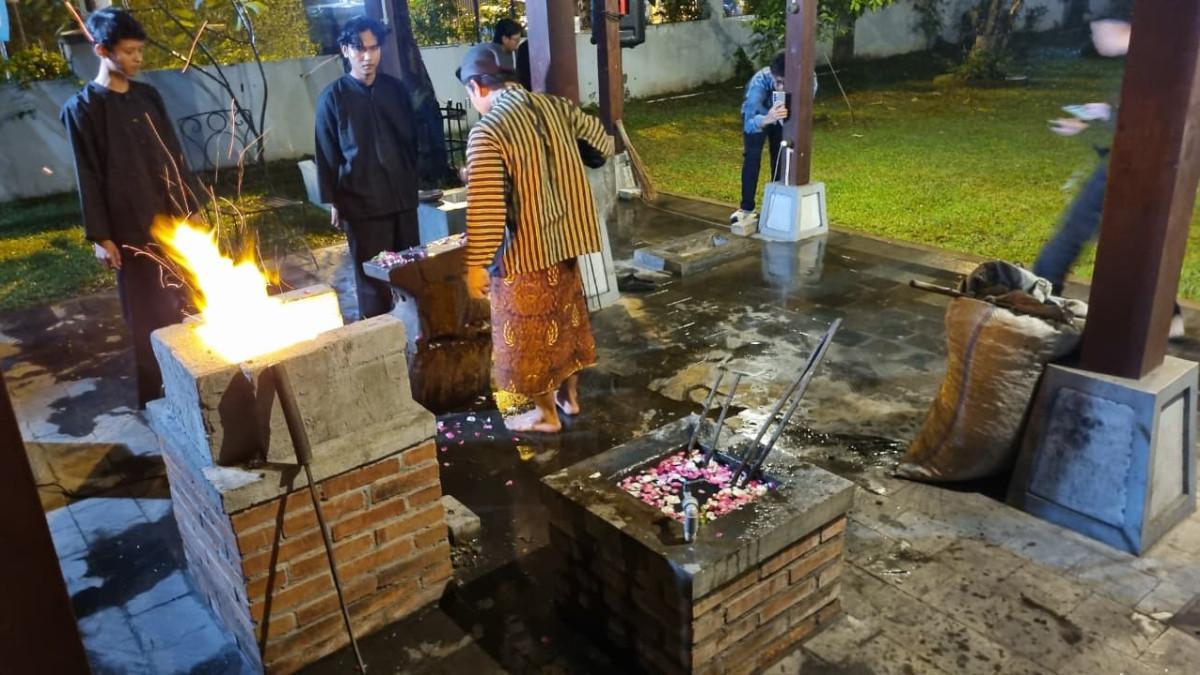 Proses pembuatan keris di Museum Keris Nusantara.Mpu Anjang Pratama dan dua panjak sedang menempa besi yang akan dijadikan keris.