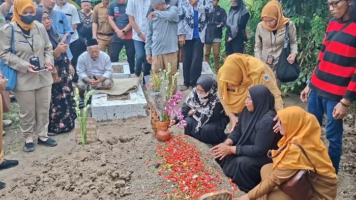 KORBAN KECELAKAAN KERETA- Suasana pemakaman Nurlaela (30) warga Cikarang Timur Kabupaten Bekasi salah satu korban meninggal dunia dalam kecelakaan antara KRL Commuter Line dan KA Argo Bromo Anggrek yang terjadi di sekitar Stasiun Bekasi Timur pada Selasa (28/4/2026). (Muhammad Azzam/ Tribun Bekasi).
