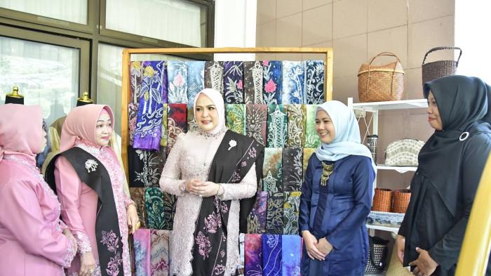 Bazaar - Berbagai produk unggulan daerah dari kain, pakaian, hasil karya pengrajin lokal HSS