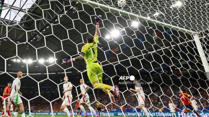 DONNARUMMA - Penjaga gawang Italia #01 Gianluigi Donnarumma melihat bola melewati mistar gawangnya selama pertandingan sepak bola Grup B UEFA Euro 2024 antara Spanyol dan Italia di Arena AufSchalke di Gelsenkirchen pada 20 Juni 2024. (Foto arsip)