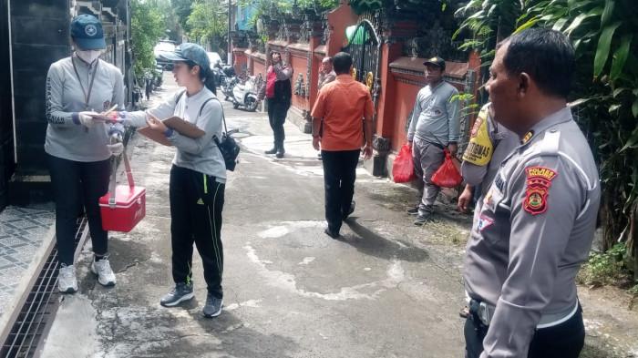 Vaksinasi - Pelaksanaan vaksinasi di wilayah Jalan Pulau Obi dan Jalan Pulau Komodo, Kelurahan Banyuning, Kecamatan Buleleng, Selasa (28/4/2026). Vaksinasi ini menindaklanjuti kasus gigitan anjing yang memakan hingga 19 korban.