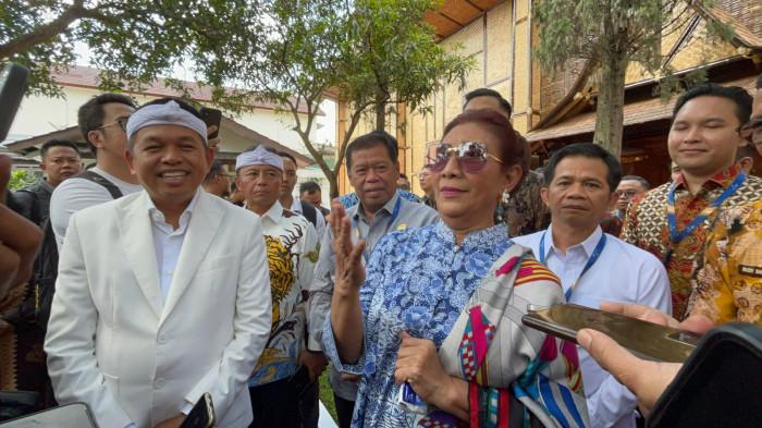 WAWANCARA - Gubernur Jabar, Dedi Mulyadi bersama Susi Pudjiastuti, saat diwawancarai di Gedung Pakuan, Kota Bandung, Selasa (28/4/2026).