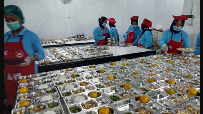 DAPUR SPPG — Sejumlah petugas menyiapkan menu Makan Bergizi Gratis (MBG) di salah satu dapur Satuan Pelayanan Pemenuhan Gizi (SPPG) atau Dapur MBG, Jakarta, belum lama ini. Meski mendapat dukungan Menteri Keuangan, program ini dinilai belum bisa berjalan maksimal karena anggaran masih tertahan.