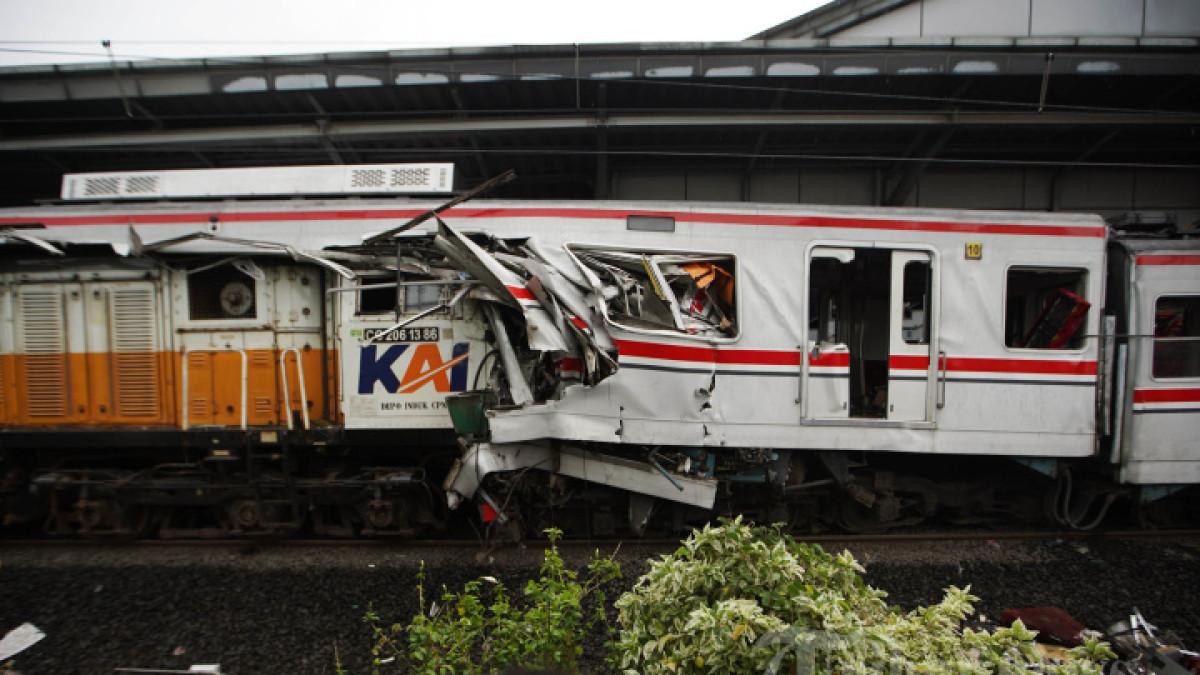 EVAKUASI KORBAN - Kondisi kereta yang bertabrakan antara KRL Commuterline dengan KA Argo Bromo Anggrek relasi Gambir-Surabaya Pasar Turi di Stasiun Bekasi Timur, Bekasi, Jawa Barat, Selasa (28/4/2026).