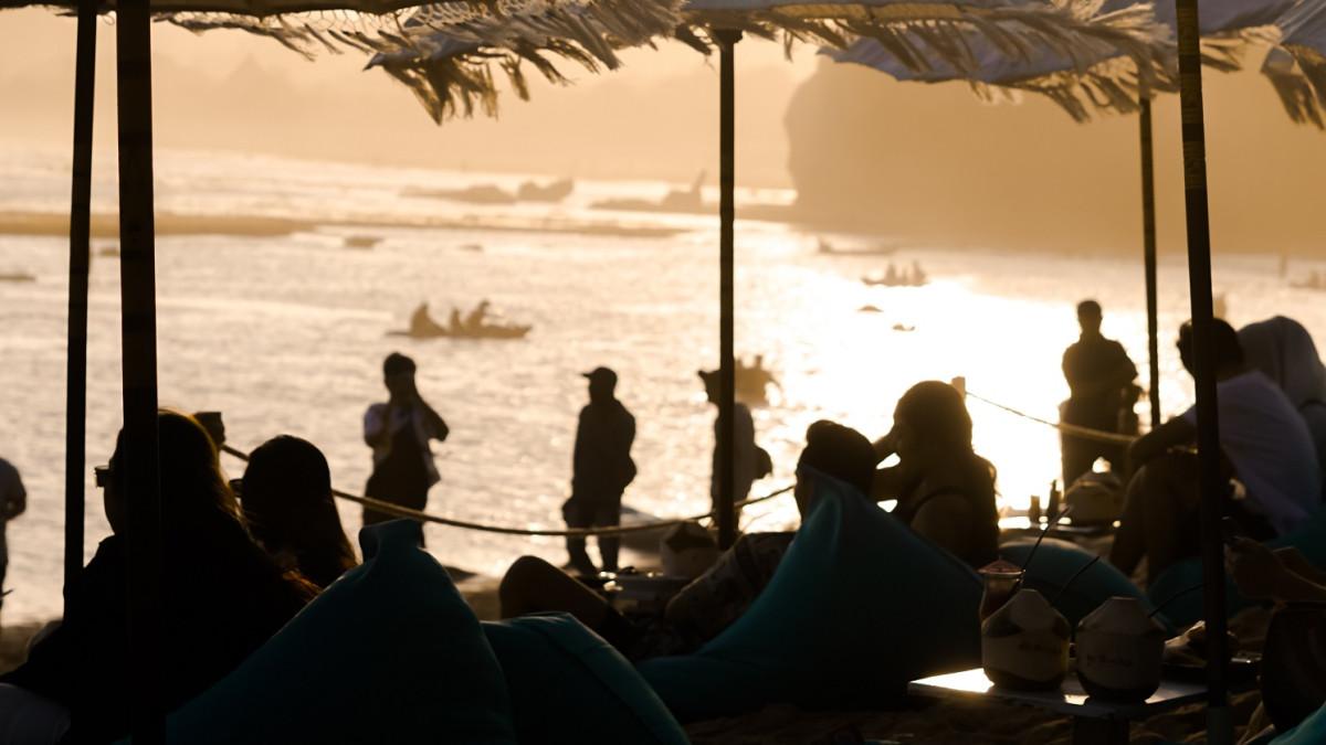 Banyak yang bilang De Rocka Beach punya suasana mirip Bali, cocok buat santai sambil menikmati sore.