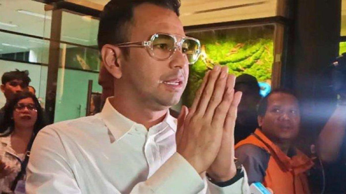 Presenter Raffi Ahmad menunjukkan empati mendalam terhadap para korban kecelakaan kereta di Bekasi Timur.