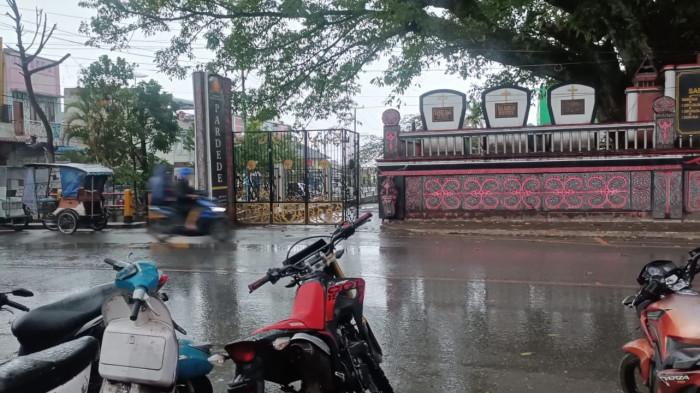 Hujan deras terjadi di Kota Balige, Kamis (7/8/2025).
