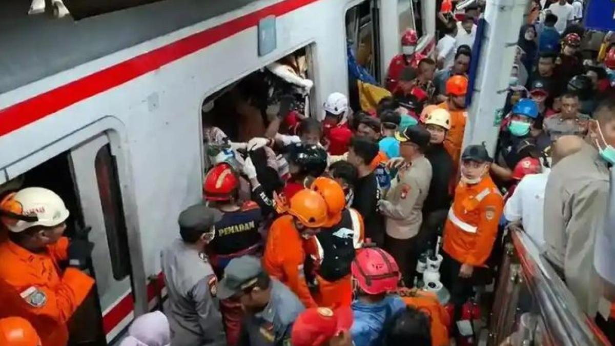 Kecelakaan KA Argo Bromo Tabrak KRL di Bekasi, Sejumlah Penumpang Terjebak di Gerbong.