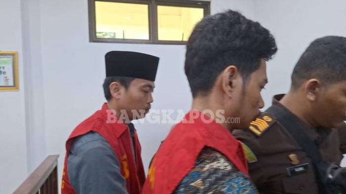 SIDANG -- Kedua terdakwa Hasan Basri dan Martin saat menjalani sidang di ruang Tirta Pengadilan Negeri Kelas IA Pangkalpinang dengan dikawal ketat pegawai Kejari Pangkalpinang, Selasa (28/4/2026)