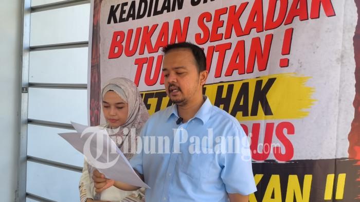 DUGAAN KELALAIAN PELAYANAN- Kedua orang tua Alceo, Doris Flantika dan Nuri Khairma saat membacakan surat terbuka kepada Presiden Prabowo Subianto di kediamannya, Surau Gadang, Kecamatan Nanggalo, Kota Padang, Selasa (28/4/2026). Mereka menyampaikan beberapa poin yang tidak didapatkan saat merawat sang anak di RSUP M Djamil Padang.